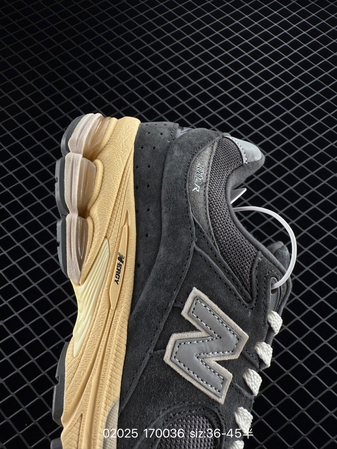 New Balance M2002R